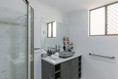 CitySide Apartment - 2 Bedroom With Private Courtyard - Northern Rivers Accommodation 16