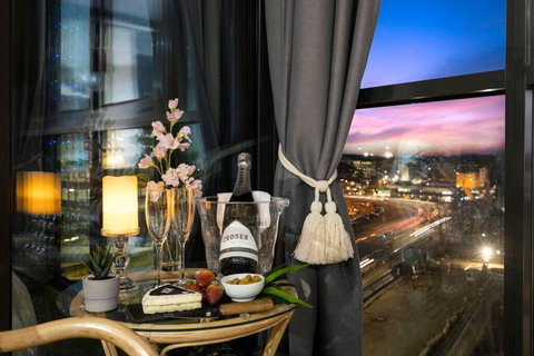 Braddon Penthouse, Top Location, Netflix, WiFi, Views - Northern Rivers Accommodation 2