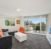 Bridge and Sails - Views of the Bridge and Opera House from this Executive 2BR Apartment in Darlinghurst - Northern Rivers Accommodation