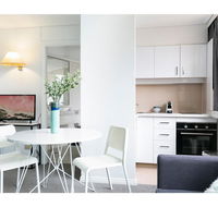 Bright modern studio steps from the action - Northern Rivers Accommodation
