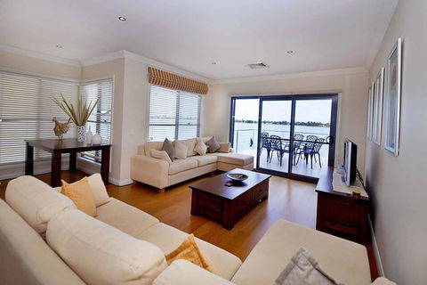 Brookwater- Waterfront On Lake Mulwala - Northern Rivers Accommodation 1
