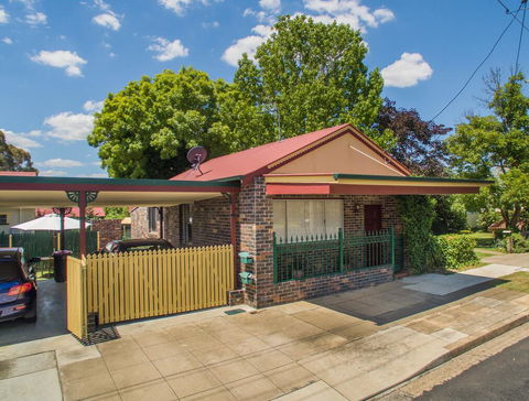 Central Armidale 2-Bedroom Apartment - Northern Rivers Accommodation 0