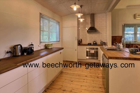 Cherry Blossom Cottage - Beechworth-Getaways - Northern Rivers Accommodation 1
