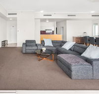 City-Centre Apartment With River Views and Balcony - Northern Rivers Accommodation
