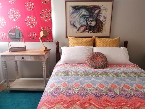 Colourful Creative Artist House Glen Waverley - Northern Rivers Accommodation 2