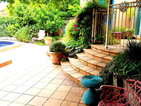 Colourful Creative Artist House Glen Waverley - Northern Rivers Accommodation 1