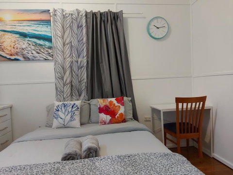Comfortable Guest Room Closes To Emerald CBD - Northern Rivers Accommodation 0