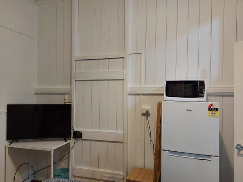 Comfortable Guest Room Closes To Emerald CBD - Northern Rivers Accommodation 3