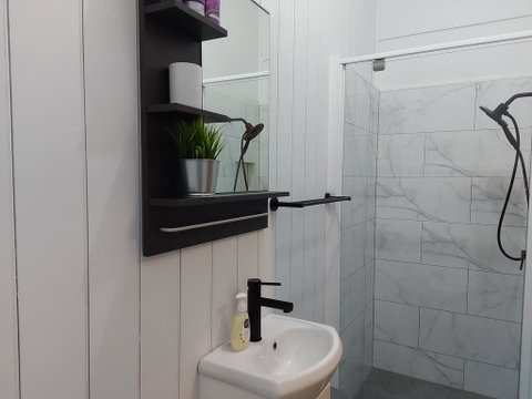Comfortable Guest Room Closes To Emerald CBD - Northern Rivers Accommodation 1