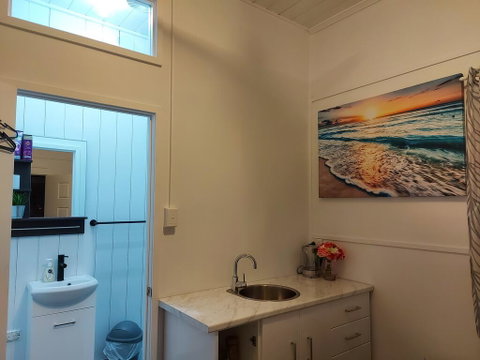 Comfortable Guest Room Closes To Emerald CBD - Northern Rivers Accommodation 2