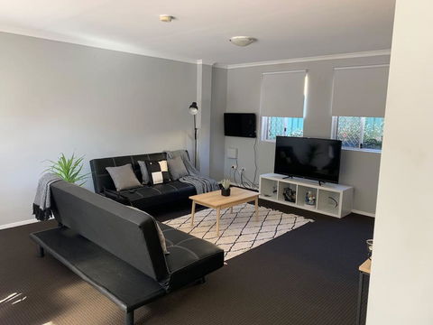 Cozy 3BR Townhouse In Liverpool CBD With Parking - Northern Rivers Accommodation 0