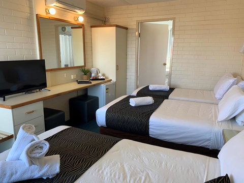 Crest Motor Inn - Northern Rivers Accommodation 3