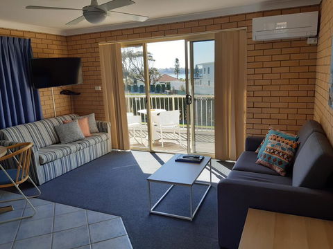 Dolphins Of Mollymook Motel And Fifth Green Apartments - Northern Rivers Accommodation 3