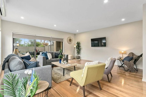 Dromana Beach House For Two Families. - Northern Rivers Accommodation 1