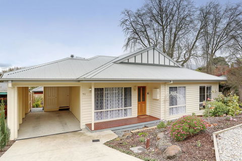 Edwards Rose - Northern Rivers Accommodation 0