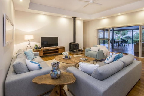 EeBee House - Beautiful Family Home With Stunning Eagle Bay Views - Northern Rivers Accommodation 1