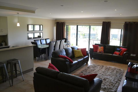 ELSINOR Townhouse 8 Mulwala - Northern Rivers Accommodation 2