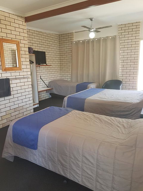 Emerald Tower Motor Inn - Northern Rivers Accommodation 3