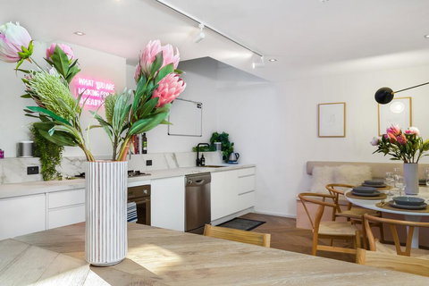 Enjoy Cafe Culture From Chic Warehouse Conversion - Northern Rivers Accommodation 1