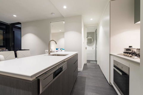 EQ Tower Luxury 2 Bedroom Skyline CBD Apartment - Northern Rivers Accommodation 3