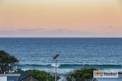 EXCLUSIVE OCEAN VIEW PENTHOUSE ON MARINE PARADE - Northern Rivers Accommodation 1