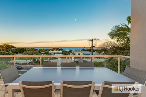 EXCLUSIVE OCEAN VIEW PENTHOUSE ON MARINE PARADE - Northern Rivers Accommodation 0