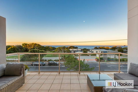 EXCLUSIVE OCEAN VIEW PENTHOUSE ON MARINE PARADE - Northern Rivers Accommodation 3