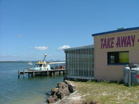 Fabulously Presented Family Retreat On Bribie Island - Northern Rivers Accommodation 2