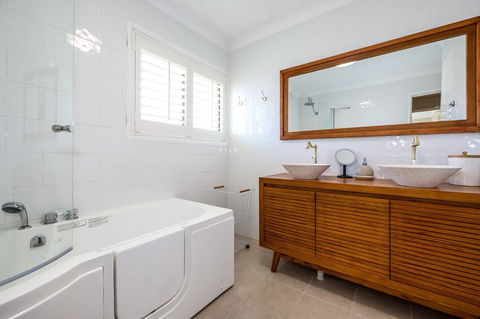 Fabulously Presented Family Retreat On Bribie Island - Northern Rivers Accommodation 3