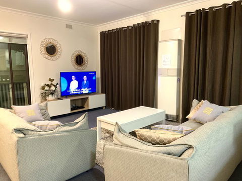 Family Home In Prime Location Melbourne - Northern Rivers Accommodation 1