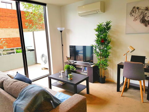FITZROY FANTASTIC 1BR APT With FREE WINE, NETFLIX, WIFI, Close To TRAMS, COLES - Northern Rivers Accommodation 0