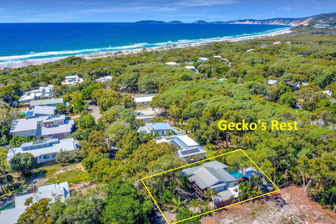 Gecko's Rest - Rainbow Shores, Executive Beach House, Pet Friendly, Pool, Wi-fi - Northern Rivers Accommodation 1