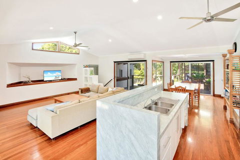 Gecko's Rest - Rainbow Shores, Executive Beach House, Pet Friendly, Pool, Wi-fi - Northern Rivers Accommodation 3