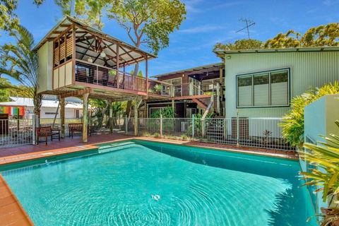 Gecko's Rest - Rainbow Shores, Executive Beach House, Pet Friendly, Pool, Wi-fi - Northern Rivers Accommodation 0