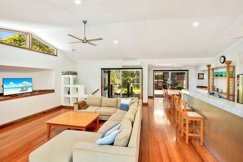 Gecko's Rest - Rainbow Shores, Executive Beach House, Pet Friendly, Pool, Wi-fi - Northern Rivers Accommodation 2