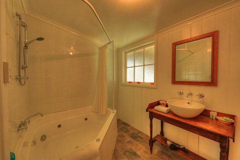 Grace's Spa Cottage - Northern Rivers Accommodation 3