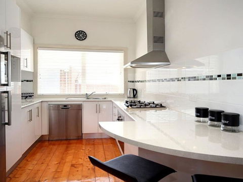 Hidden Gem In Cafe Strip! Chadstone + King Bed - Northern Rivers Accommodation 1