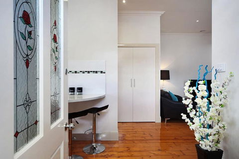 Hidden Gem In Cafe Strip! Chadstone + King Bed - Northern Rivers Accommodation 2