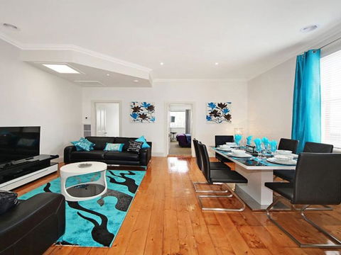 Hidden Gem In Cafe Strip! Chadstone + King Bed - Northern Rivers Accommodation 0