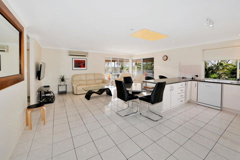 Hook Wine And Sinker Hervey Bay - Northern Rivers Accommodation 1