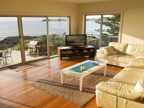 Jones's Beach House - Perfect Location With Views! - Northern Rivers Accommodation 2