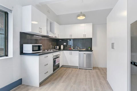 KOZYGURU ARNCLIFFE SYDNEY AIRPORT RENOVATED COTTAGE 3 BED HOUSE NAR232 - Northern Rivers Accommodation 1