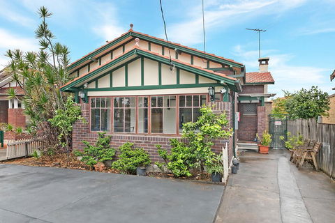 KOZYGURU ARNCLIFFE SYDNEY AIRPORT RENOVATED COTTAGE 3 BED HOUSE NAR232 - Northern Rivers Accommodation 3