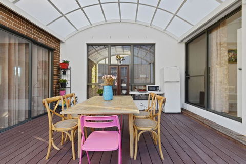KOZYGURU Belrose Modern Designer 2 Bed + FREE Parking - Northern Rivers Accommodation 0