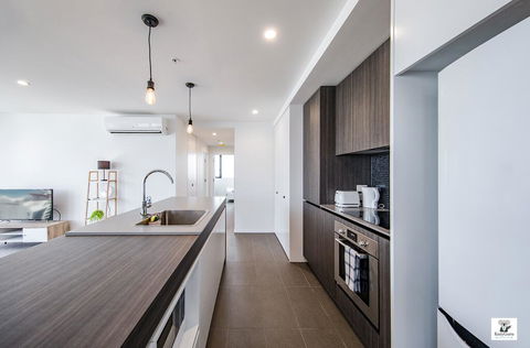 KOZYGURU BROADBEACH AMAZING VIEW 2 BED APT + FREE PARKING WALK TO BEACH QBR004 - Northern Rivers Accommodation 3