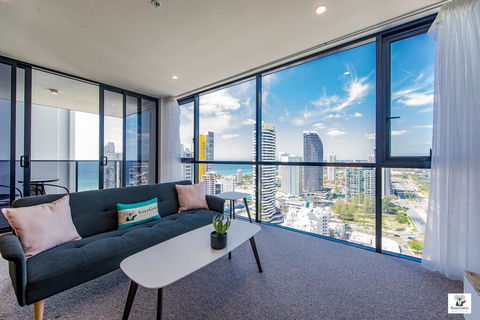 KOZYGURU BROADBEACH AMAZING VIEW 2 BED APT + FREE PARKING WALK TO BEACH QBR004 - Northern Rivers Accommodation 0