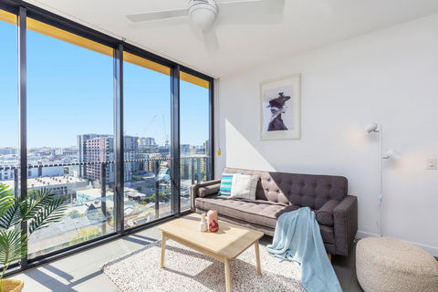 KOZYGURU FORTITUDE VALLEY AMAZING VIEW 2BED APT + FREE PARKING QFV010 - Northern Rivers Accommodation 0