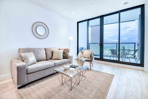 KOZYGURU FORTITUDE VALLEY HIGH LEVEL 2 BED APT + FREE PARKING QFV179-2612 - Northern Rivers Accommodation 0