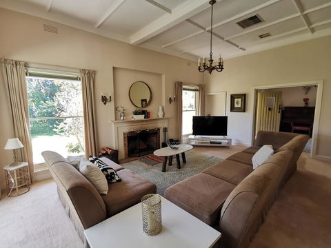 Lake House Benalla - Northern Rivers Accommodation 2