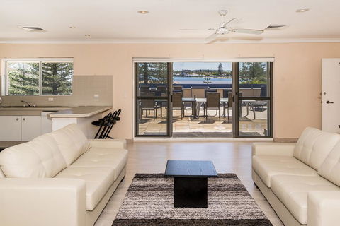 Lakeshore Apartments - Unit 5 - Northern Rivers Accommodation 2